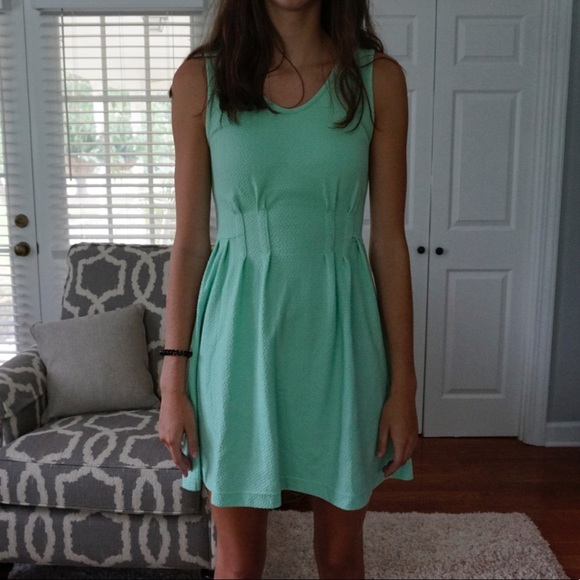 Green dress in excellent condition - Picture 1 of 2